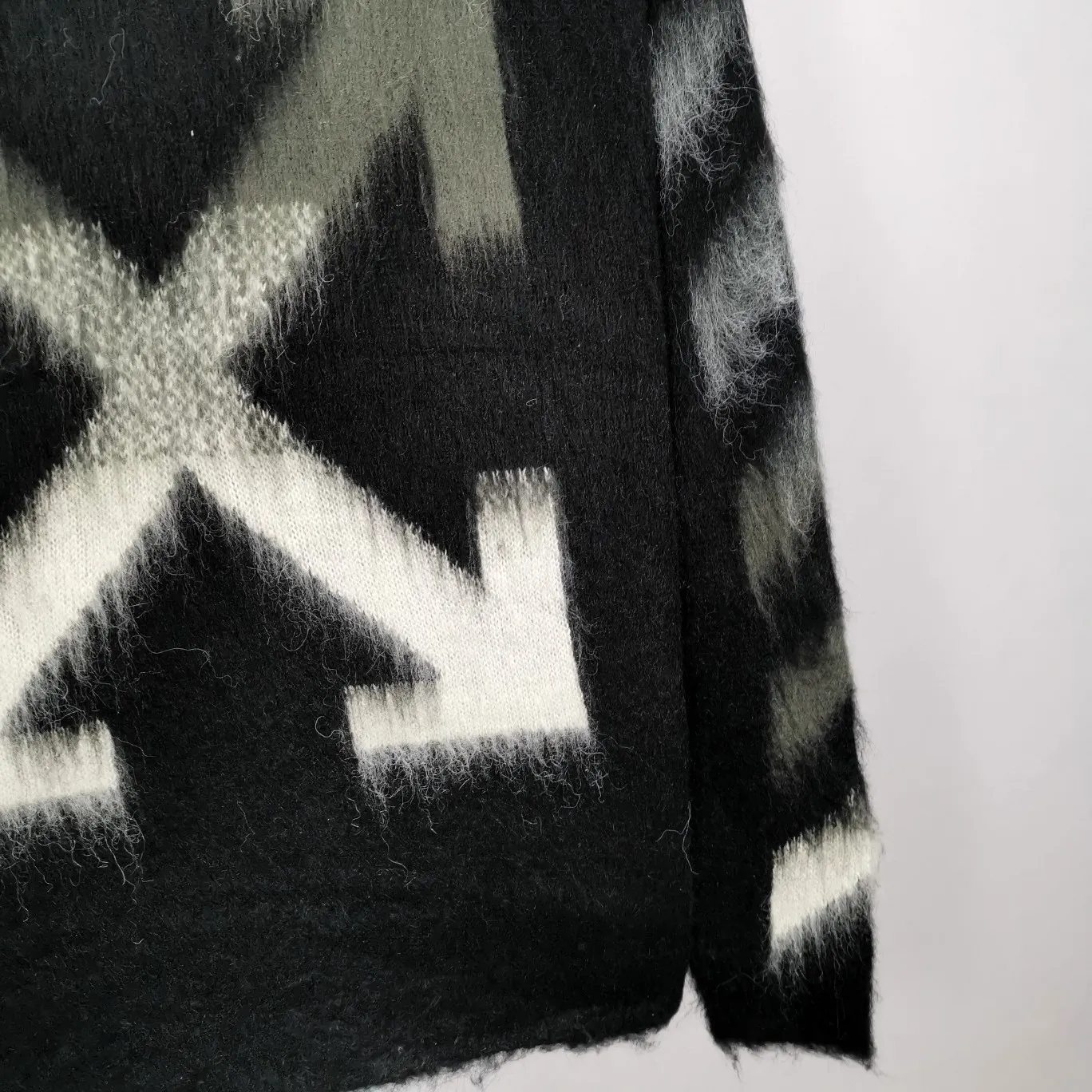The new top tested version OFFWHITE (OW) Gradient Mohair Striped Arrow Sweater Hoodie Gradient Rendering Arrow Couple Knitted Sweater Mohair sweater OW will be released every year🛒 The same style and ever-changing colors, really no girl does not love it, it is super suitable for wearing under a down jacket in winter, and will not be bloated! If the lower body is missing, their favorite os version🙋🏻‍♀️ intuitively adds natural softness and fairy beauty effect, which is the best choice! The upper body is lightweight and does not weigh down the body while keeping warm. The sleeves and the gradient arrow parts on the back are repeatedly patterned until the gradient level is satisfied before large-scale products are released. The craftsmanship is extremely demanding. Each sweater is woolen at least ten times to give it a plush, thick feel and good fluffiness! ✅ Fabric composition: 50% mohair 32 spandex 18% wool, three-level anti-pilling Color: black and white gradient Sizes Mohair is lighter and softer, so be careful not to machine wash it, not machine washable! ! emphasize! !  ⚠️Hand wash with warm water and cold water P:440